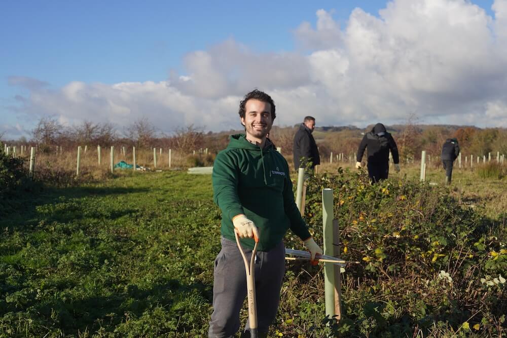 Godefroy Harito plantant des arbres au Royaume-Uni.